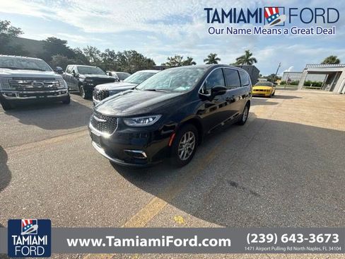 Used 2024 Chrysler Pacifica Touring-L FWD image 1