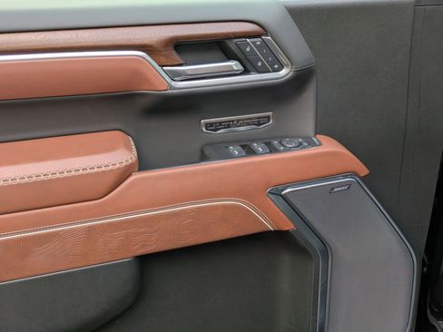 Used 2025 GMC Sierra 1500 Denali Ultimate image 13