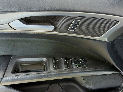 Used 2020 Ford Fusion SE image 24