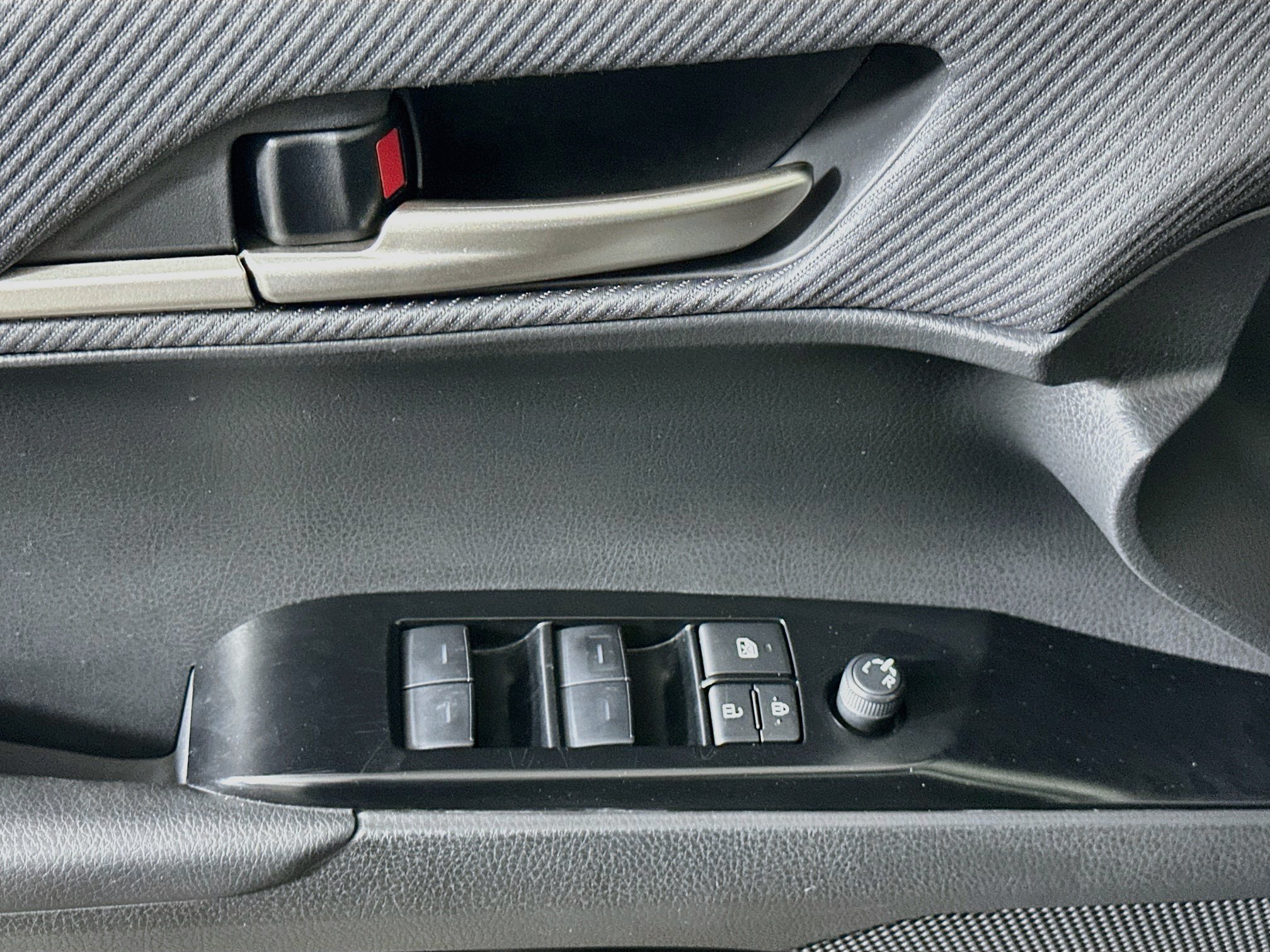 Used 2025 Toyota Camry SE FWD image 15