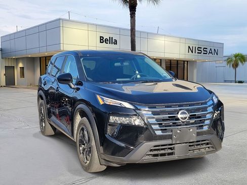 Used 2025 Nissan Rogue SV image 3