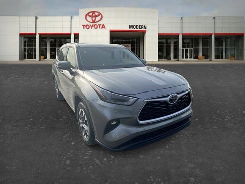 Certified 2025 Toyota Highlander XLE image 3