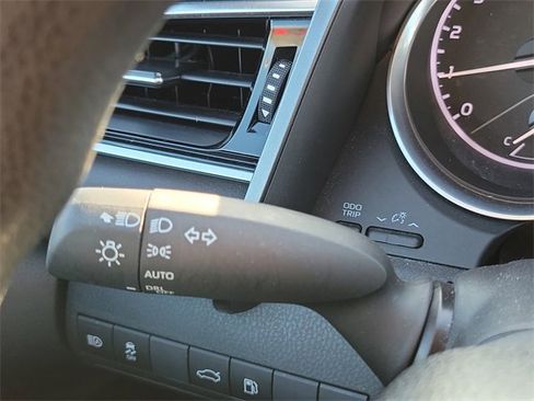 Used 2018 Toyota Camry LE image 11