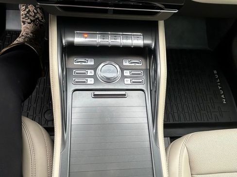 Used 2025 Lincoln Nautilus Premier AWD/4WD image 21