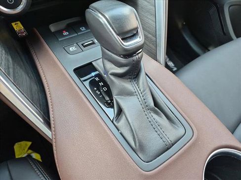 Used 2024 Toyota Venza XLE AWD/4WD image 12