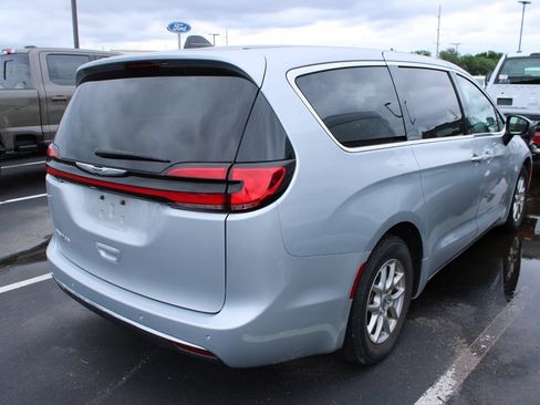 Used 2023 Chrysler Pacifica Touring-L FWD image 4