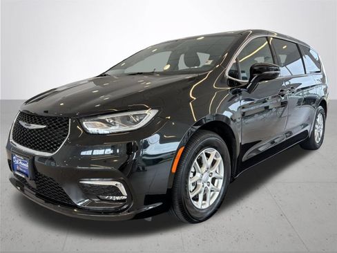 Used 2025 Chrysler Pacifica Select FWD image 2