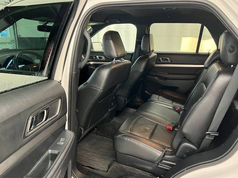 Used 2018 Ford Explorer XLT w/ Equipment Group 202A AWD/4WD image 9