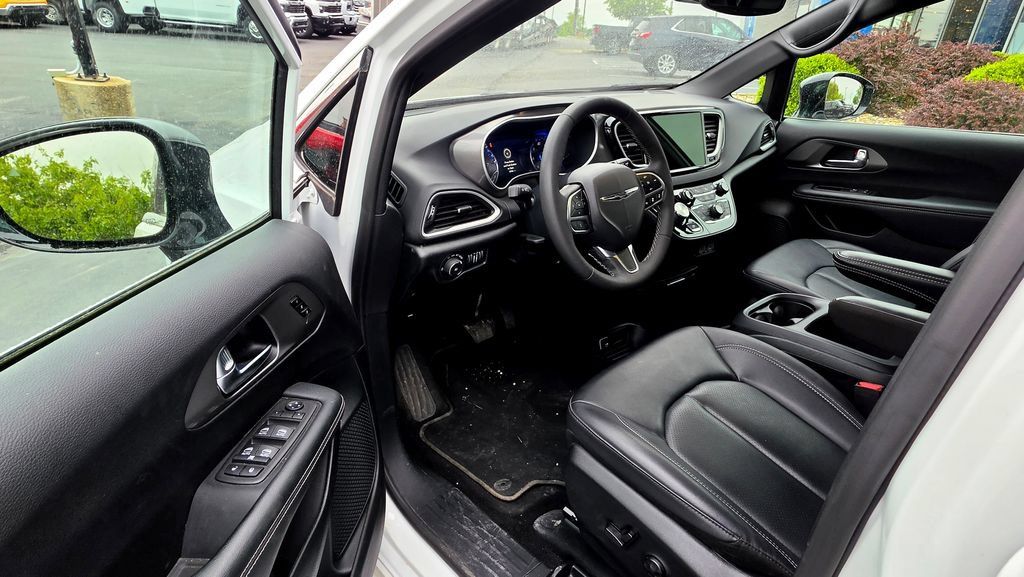 Used 2025 Chrysler Pacifica Select FWD image 17