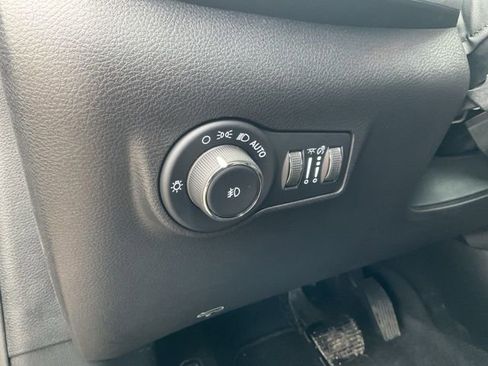 Used 2025 Jeep Compass Limited image 25