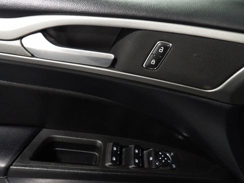 Used 2020 Ford Fusion SE image 5