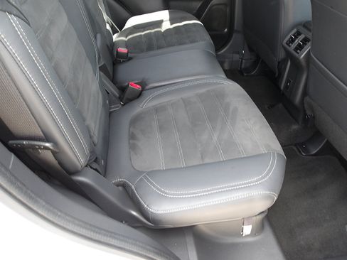 Used 2020 Mitsubishi Outlander AWD image 12