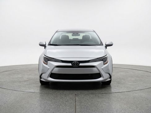 Used 2025 Toyota Corolla LE image 2
