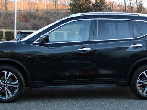 Certified 2019 Nissan Rogue SV w/ Premium Package image 9