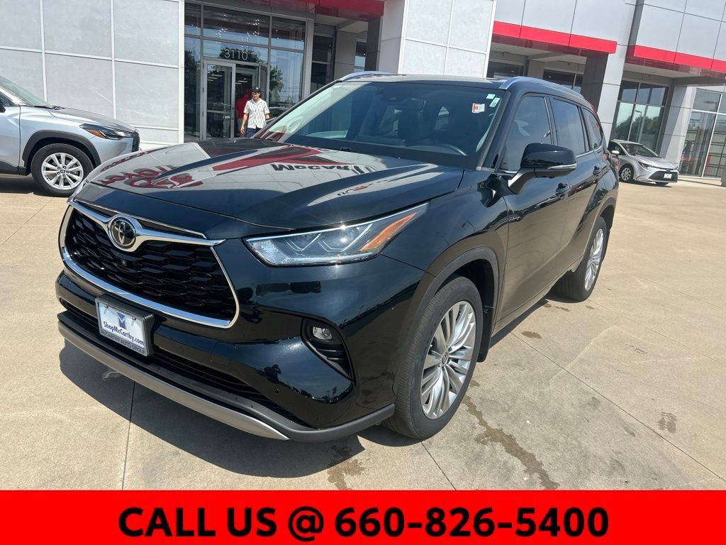 Used 2023 Toyota Highlander Platinum AWD/4WD image 2