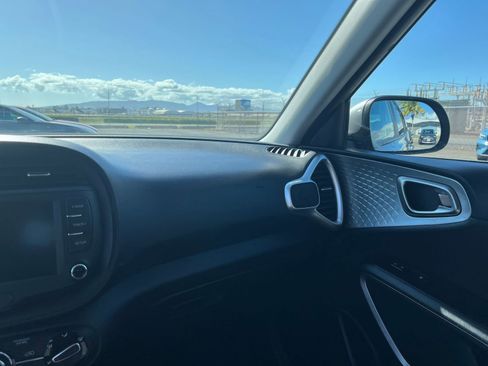 Used 2025 Kia Soul LX w/ LX Technology Package FWD image 34