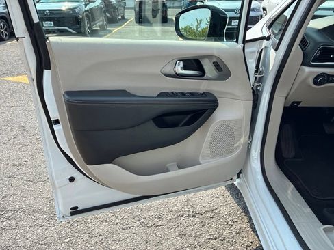 Used 2024 Chrysler Pacifica Touring-L FWD image 32