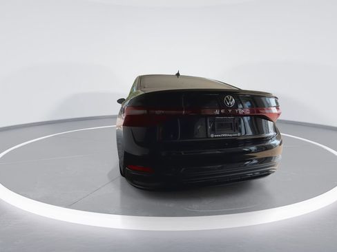 Certified 2025 Volkswagen Jetta SE w/ Sunroof Package image 6