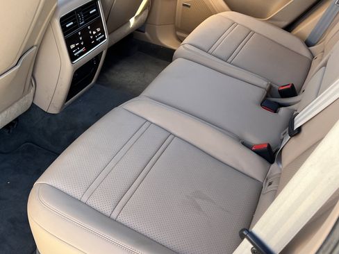 Certified 2022 Porsche Cayenne Platinum Edition image 19