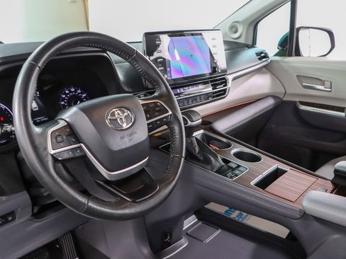 Used 2022 Toyota Sienna XLE image 23