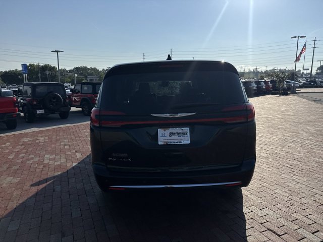 Used 2023 Chrysler Pacifica Touring-L FWD image 35