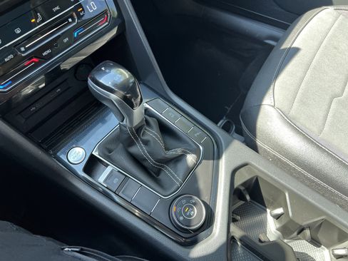 Certified 2025 Volkswagen Taos SE image 24