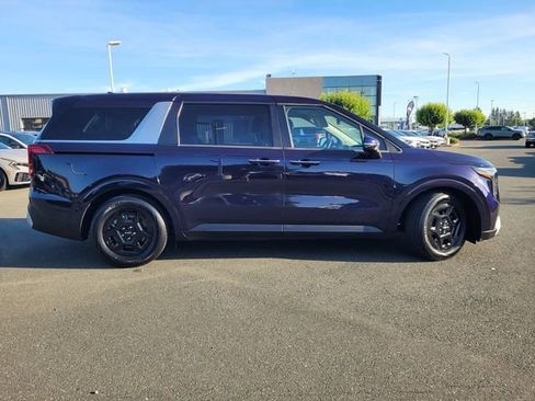Used 2025 Kia Carnival FWD image 3