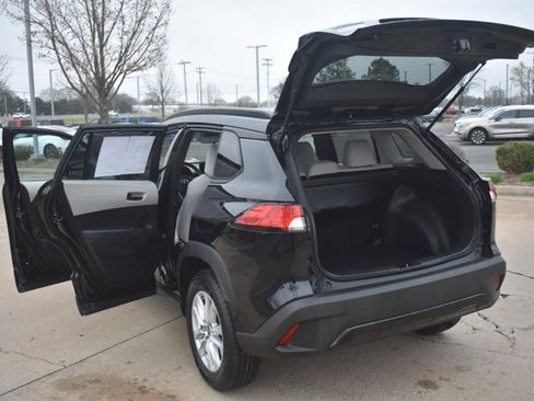 Used 2022 Toyota Corolla Cross LE w/ Moonroof Package image 16