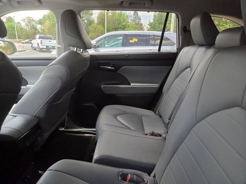 Used 2023 Toyota Highlander XLE image 6