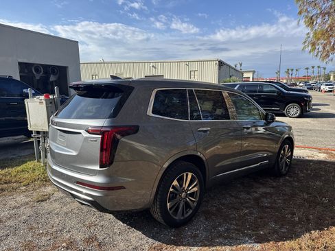 Used 2021 Cadillac XT6 Premium Luxury image 3