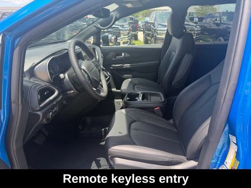 New 2027 Chrysler Pacifica Select w/ Family Tech Group FWD image 9