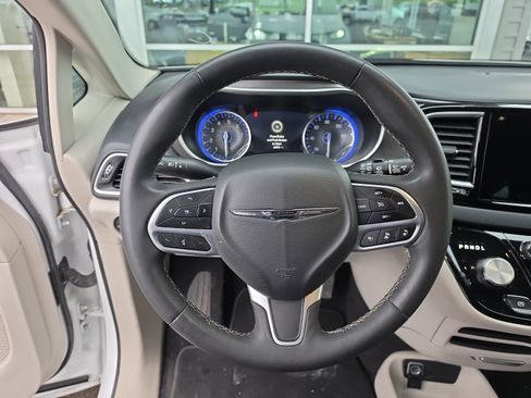 Used 2023 Chrysler Pacifica Touring-L FWD image 11