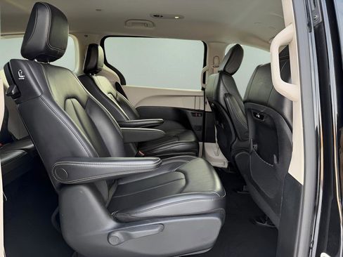 Used 2023 Chrysler Pacifica Touring-L FWD image 11