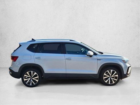 Used 2023 Volkswagen Taos SE w/ Panoramic Sunroof Package FWD image 4
