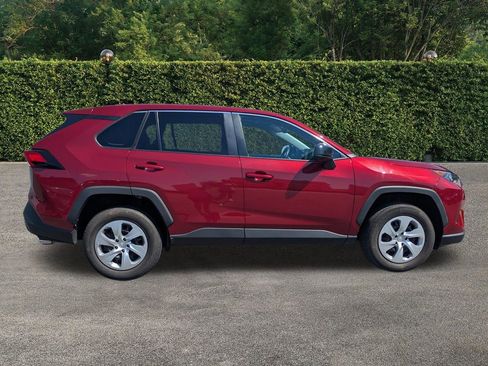 Used 2022 Toyota RAV4 LE FWD image 3