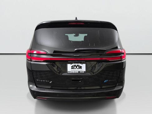 Used 2023 Chrysler Pacifica Limited w/ Uconnect Theater Family Group FWD image 6