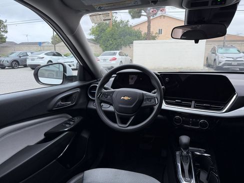 Used 2025 Chevrolet Trax LT FWD image 32