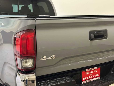 Used 2021 Toyota Tacoma SR5 AWD/4WD image 7