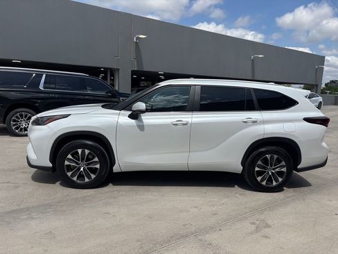 Used 2025 Toyota Highlander XLE FWD image 9