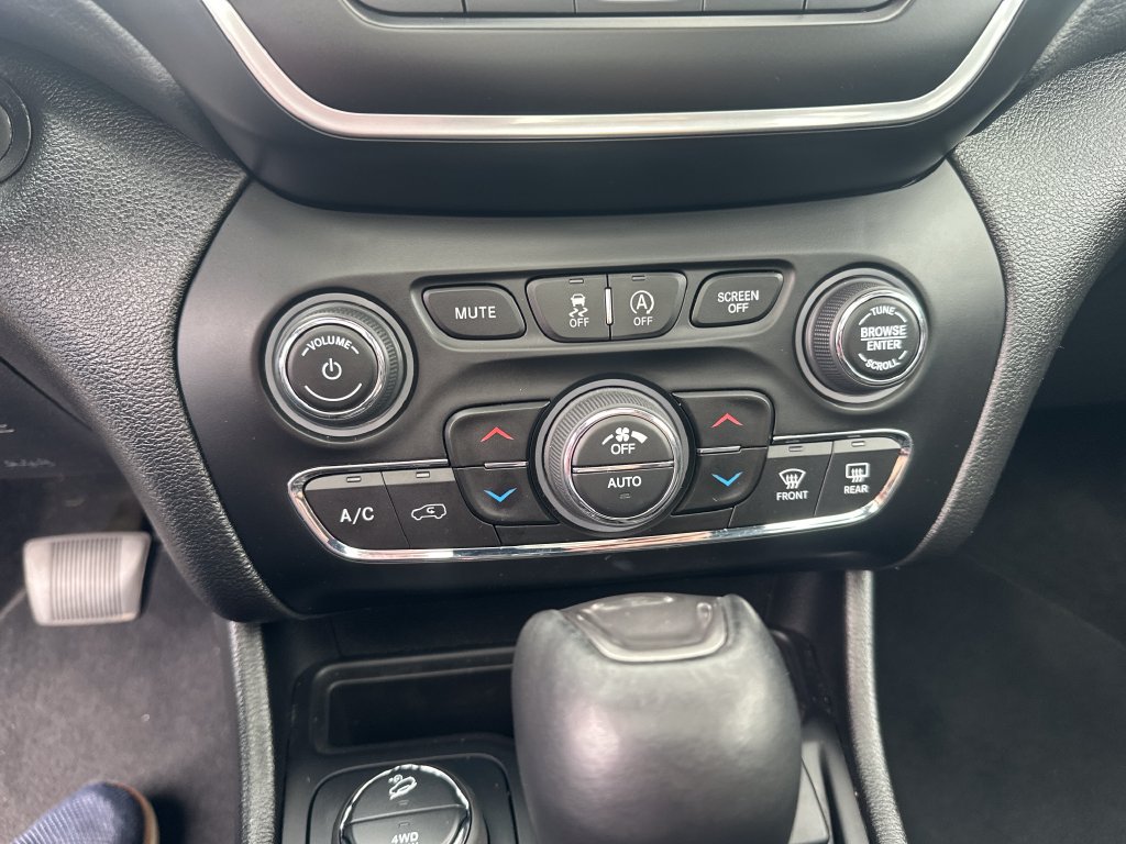 Used 2021 Jeep Cherokee Latitude Lux w/ Sun & Sound Group AWD/4WD image 18