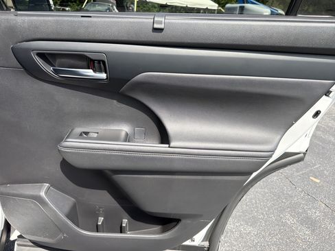 Used 2023 Toyota Highlander XLE FWD image 17