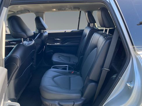 Used 2025 Toyota Grand Highlander AWD image 13