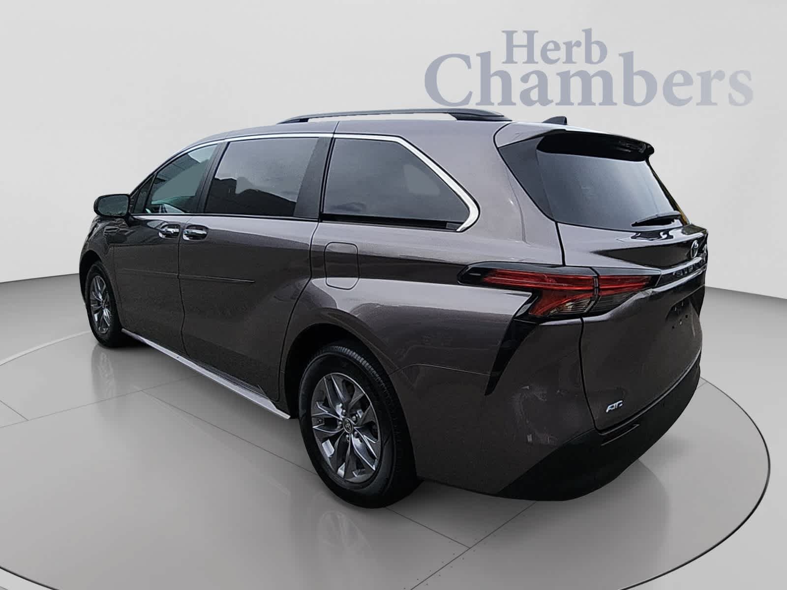 Used 2022 Toyota Sienna XLE AWD/4WD image 3