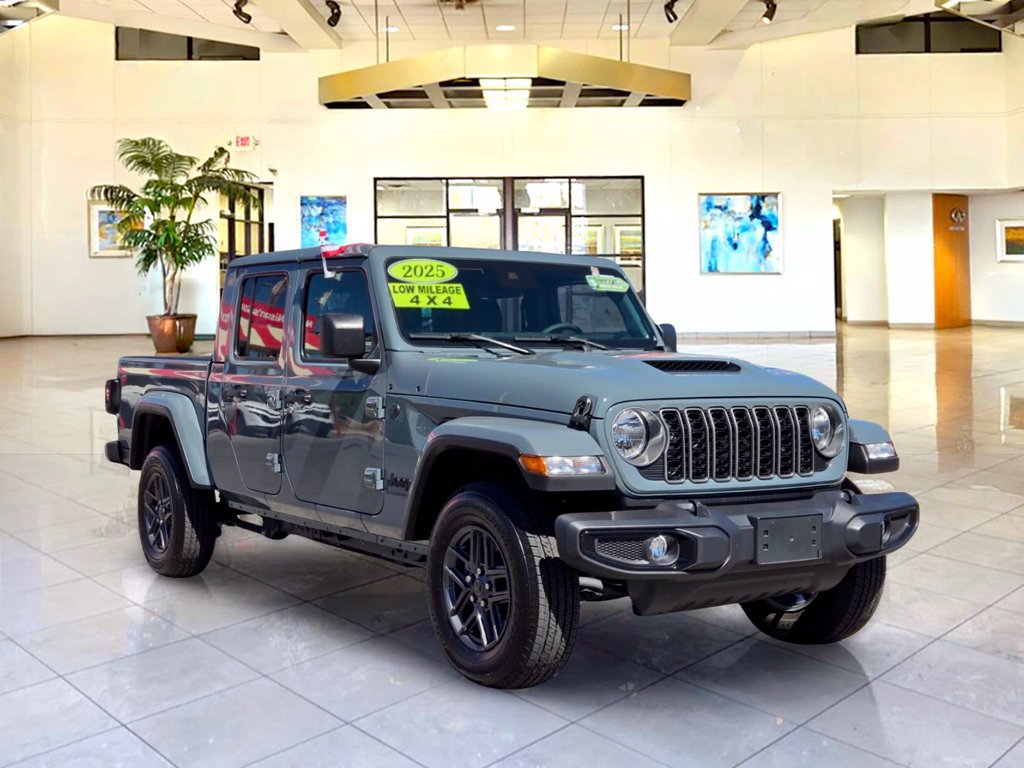 Used 2025 Jeep Gladiator Sport AWD/4WD image 3