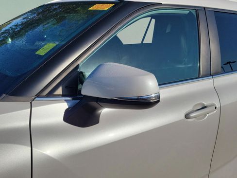 Used 2023 Toyota Highlander XLE FWD image 29