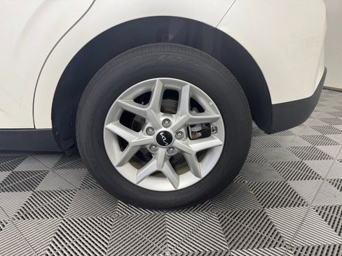 Used 2025 Kia Soul LX w/ LX Technology Package FWD image 13