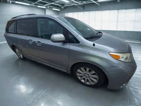 Used 2011 Toyota Sienna XLE image 2