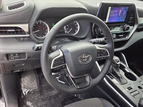 Used 2023 Toyota Highlander LE image 10