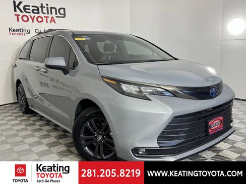 Certified 2024 Toyota Sienna XLE Woodland Edition image 3