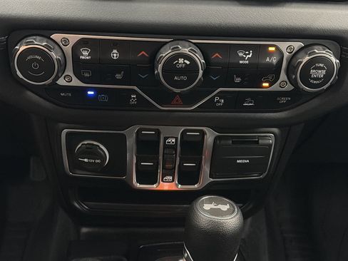 Used 2025 Jeep Wrangler Unlimited Sahara w/ Safety Group AWD/4WD image 22
